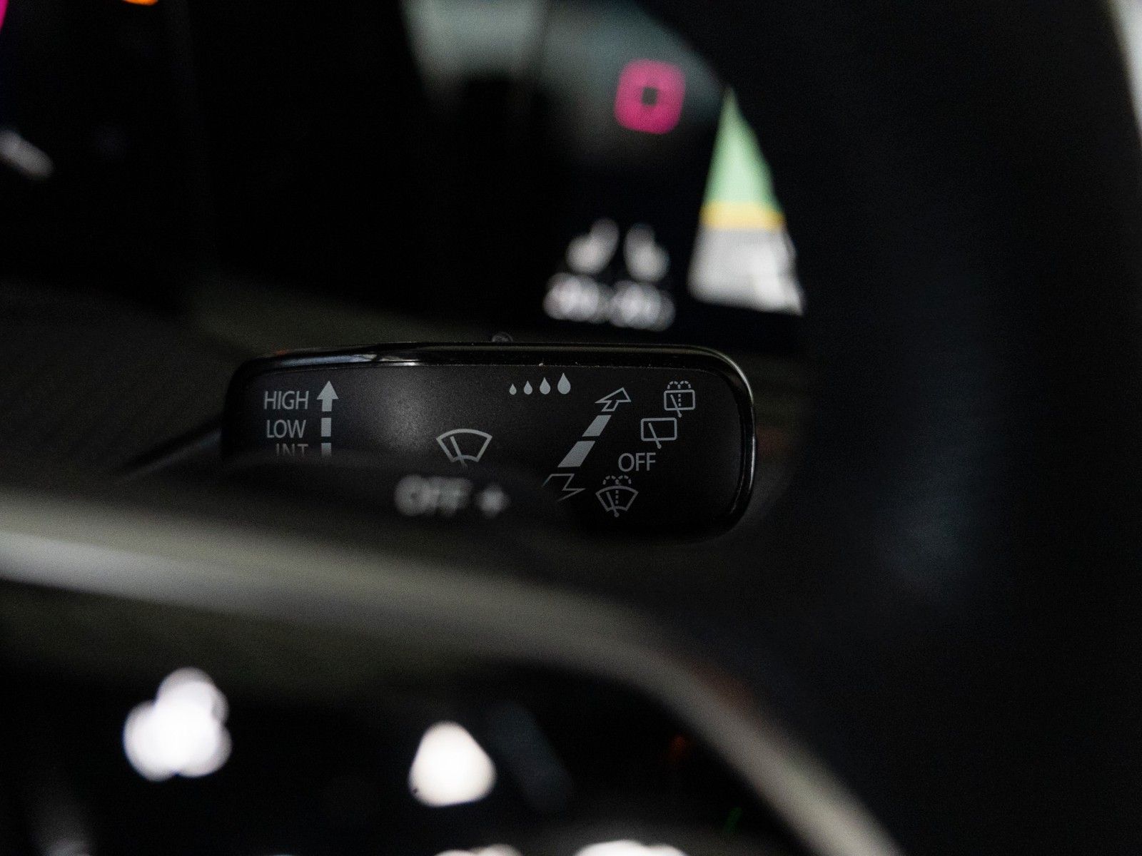Fahrzeugabbildung Volkswagen Golf VIII Lim. R-Line eTSI AUTOM./STANDHZG./IQ-L