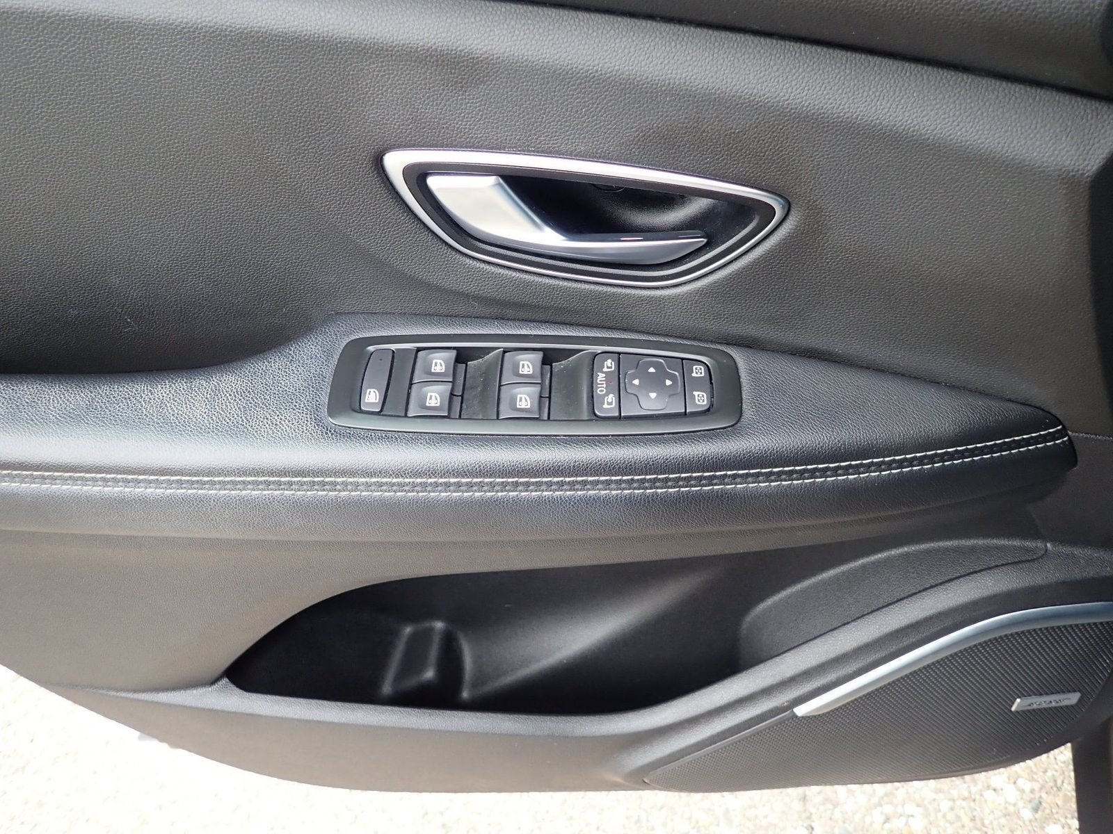 Fahrzeugabbildung Renault Grand Scenic TCe 160 BOSE EDITION 7-SITZER/NAVI/