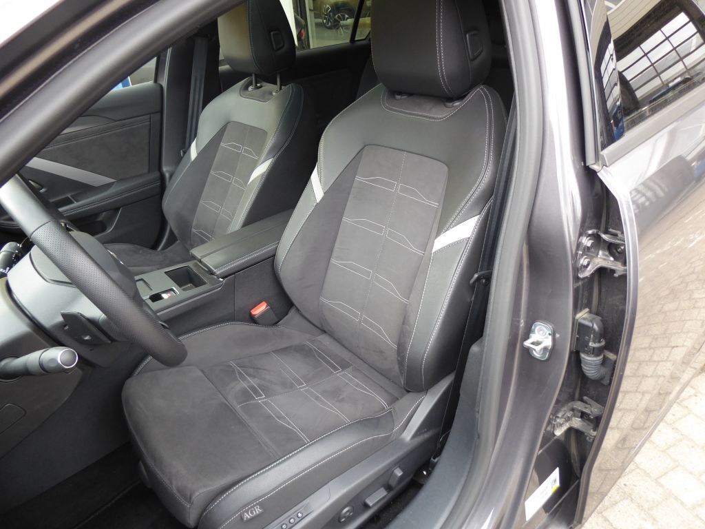 Fahrzeugabbildung Opel Astra ST Ultimate 1.2 Turbo Aut+AHZV+MatrixLED