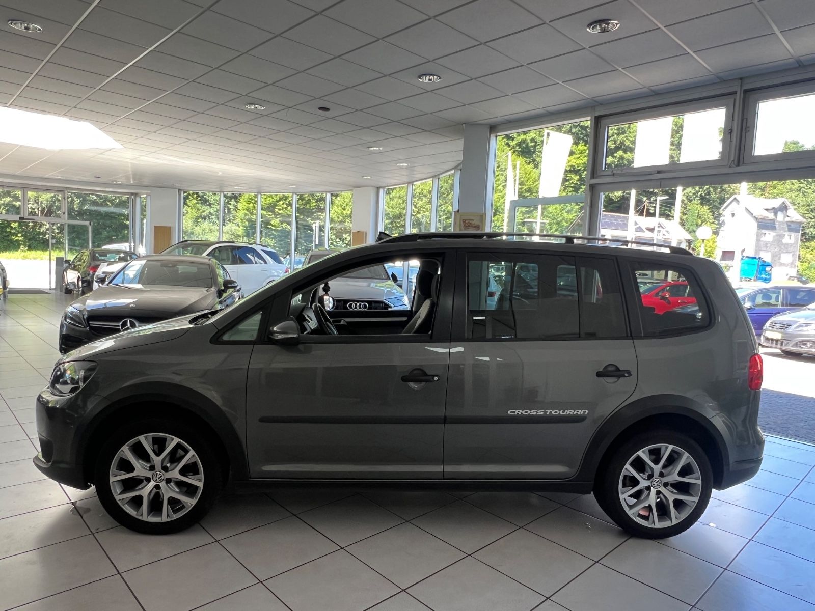 Fahrzeugabbildung Volkswagen Touran 1.4TSI CrossTouran * 7.Sitzer*PANO*KAMERA