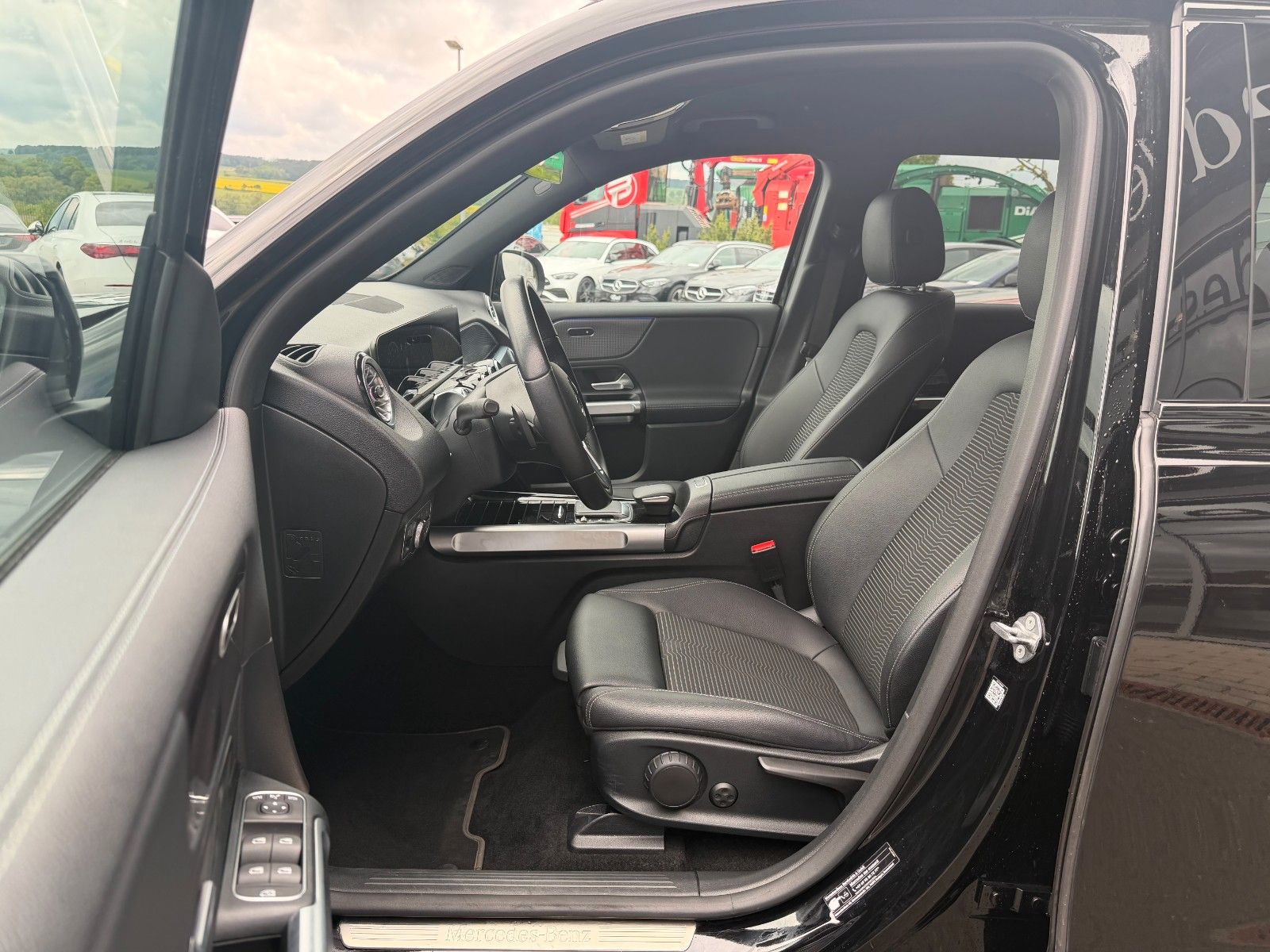 Fahrzeugabbildung Mercedes-Benz EQB 350 4M Progressive+Distr+Ambiente+RFK+MBUX