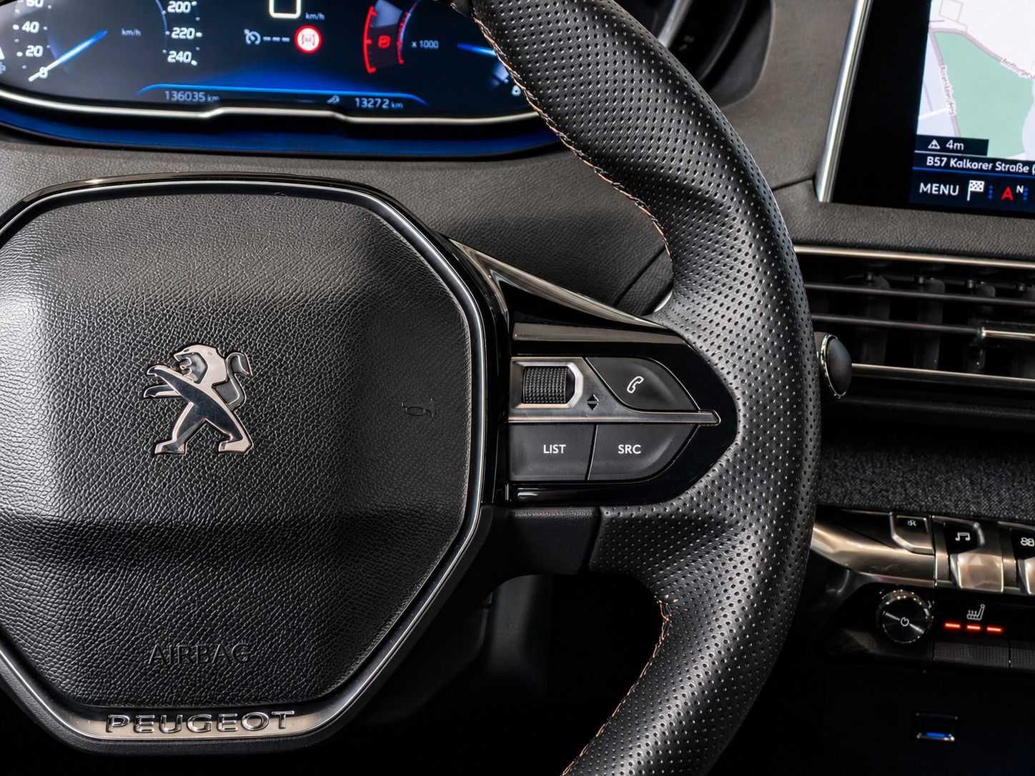 Fahrzeugabbildung Peugeot 5008 GT-LINE LEDER NAVI PANORAMA LED AHK 7-SITZE