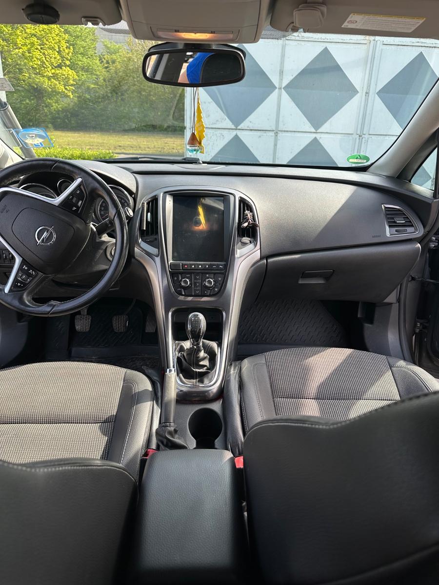 Opel Astra 2011 — photo 6