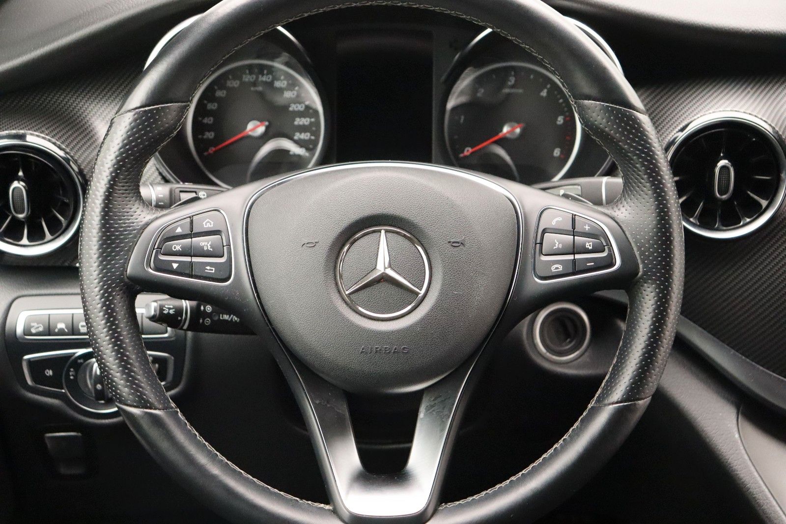 Fahrzeugabbildung Mercedes-Benz V 300d Avantgarde AMG 4Matic e.lang Hundebox