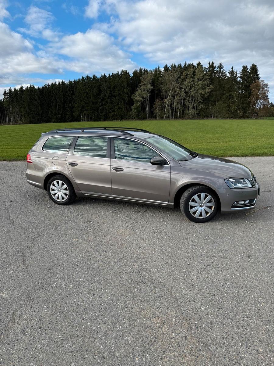Volkswagen Passat 2011 — rear view