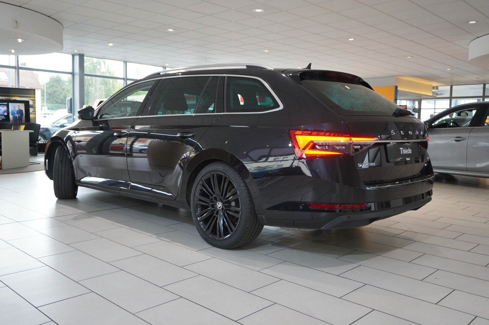 Fahrzeugabbildung SKODA Superb Combi 2.0D PREMIUM 4X4 NAVI/LED/360°/AHK