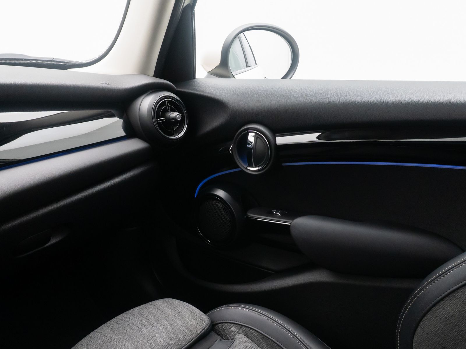 Fahrzeugabbildung MINI ONE ClassicTrim LED Navi Komfort Leder DAB Sport