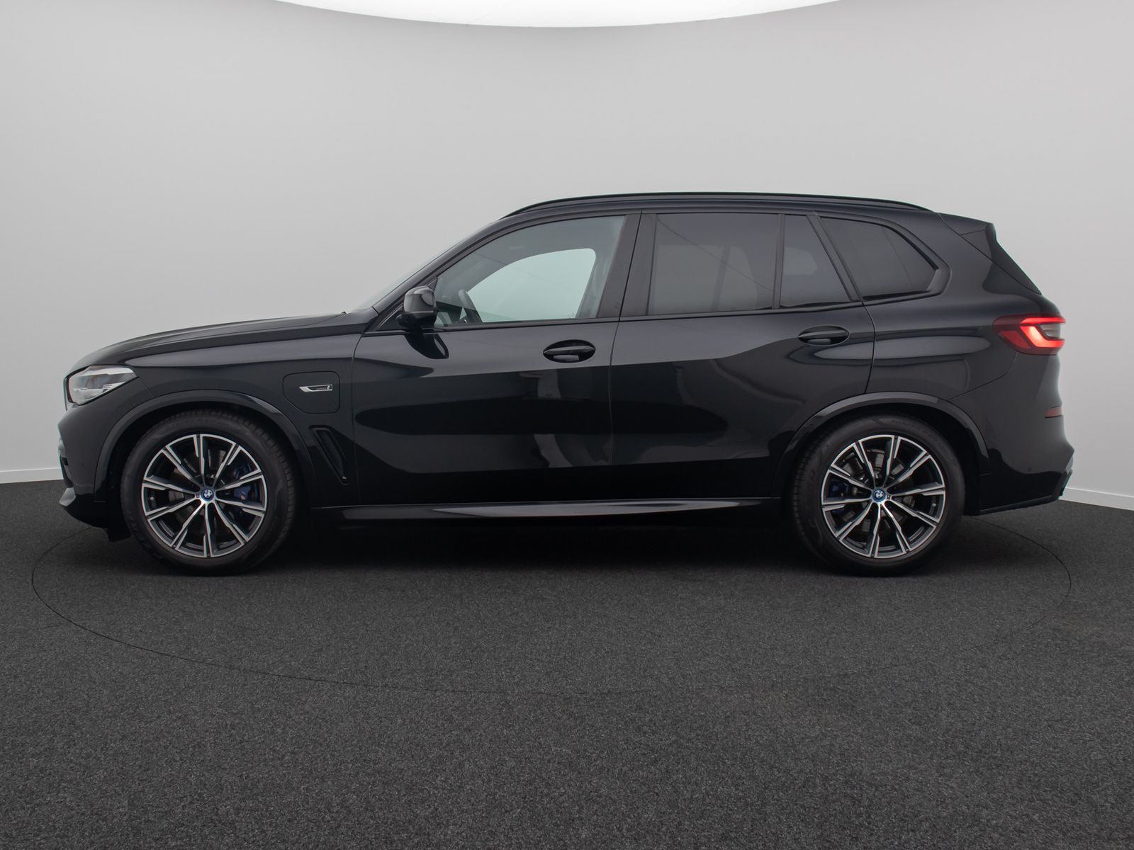 Fahrzeugabbildung BMW X5 xD45e M Sport Individual AHK HiFi DAB Panoram
