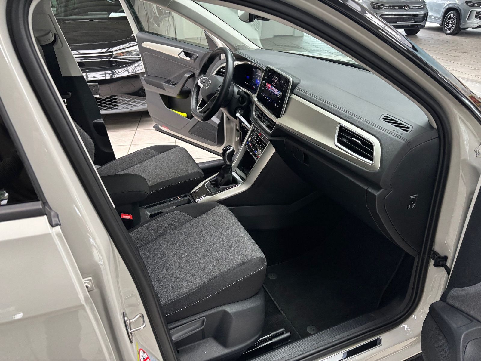 Fahrzeugabbildung Volkswagen T-Roc Move 1.0 TSI LED+SHZ+APP