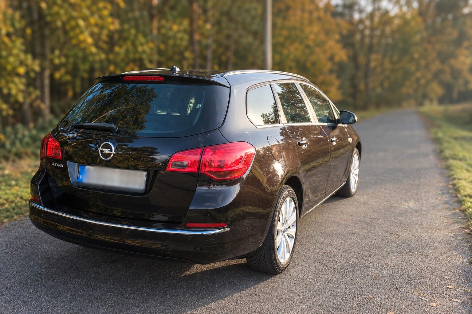 Opel Astra 2014 — вигляд ззаду