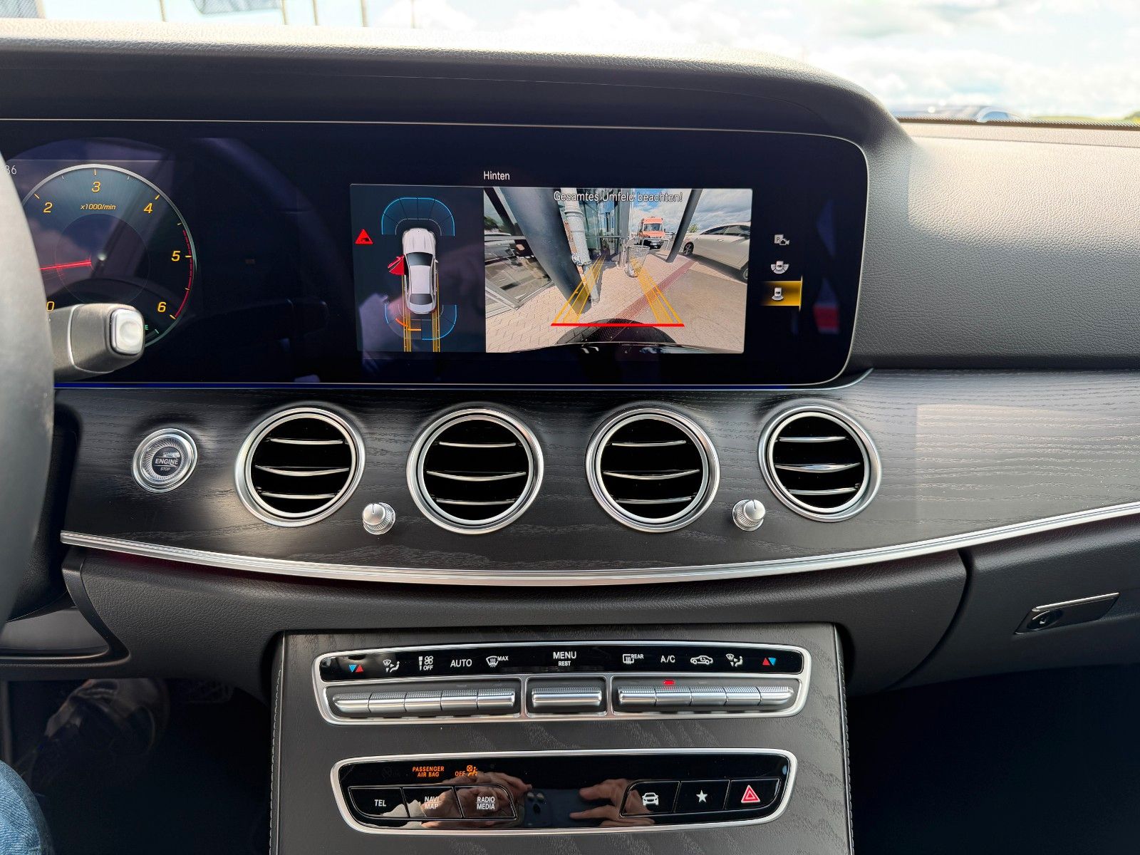 Fahrzeugabbildung Mercedes-Benz E 220 d Avantgarde Night+Burm+Pano+Memory+ILS