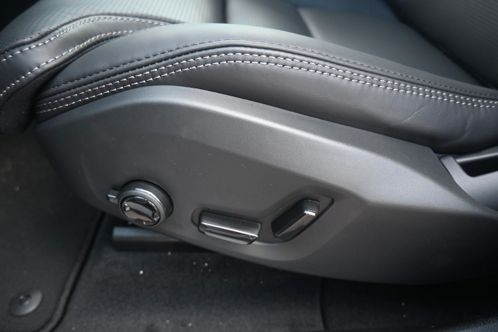 Fahrzeugabbildung Volvo XC60 B4 D AWD Ultimate Dark*STDHZG*360°*LUFT*ACC