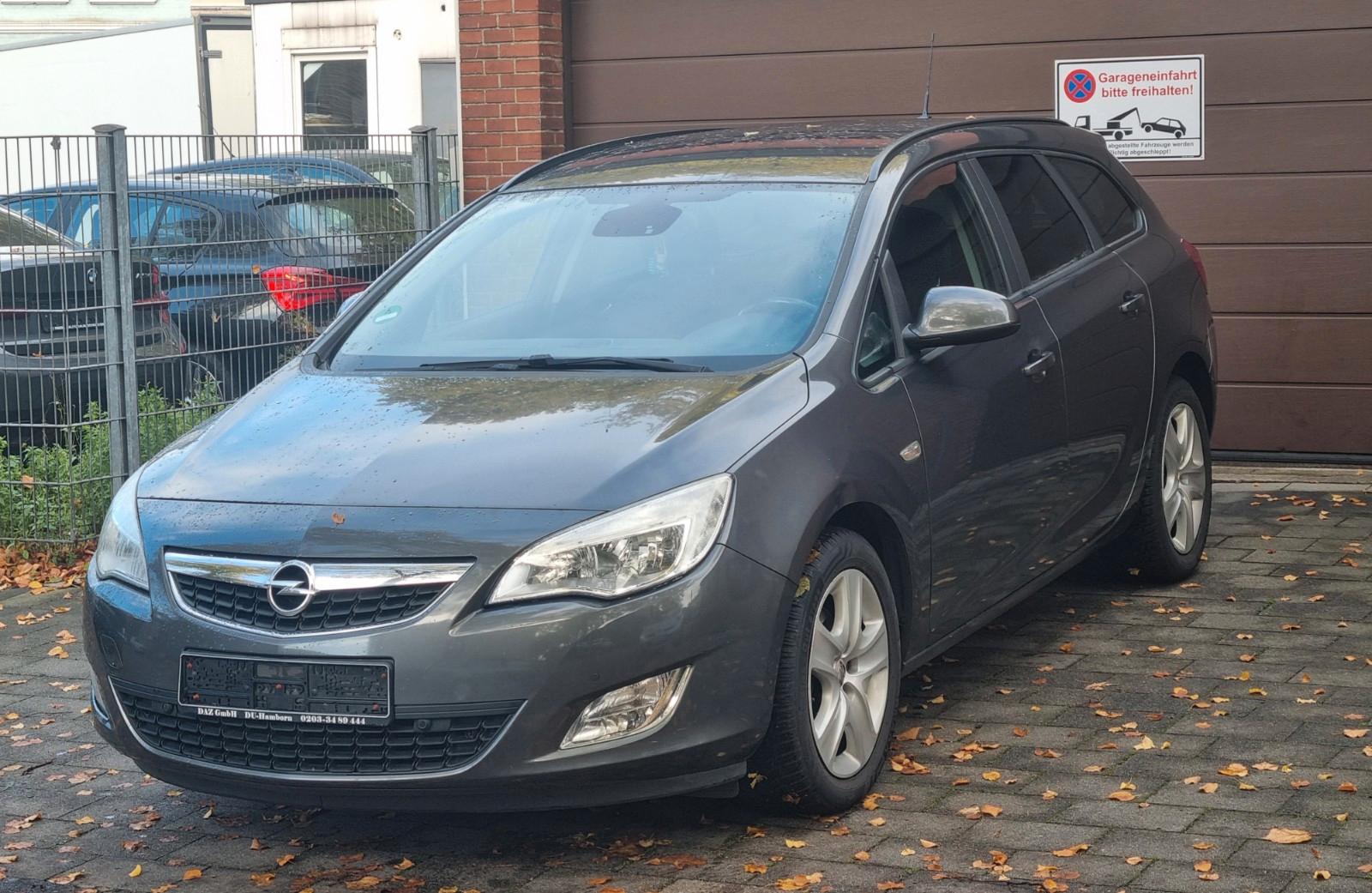 Opel Astra 2012 — rear view