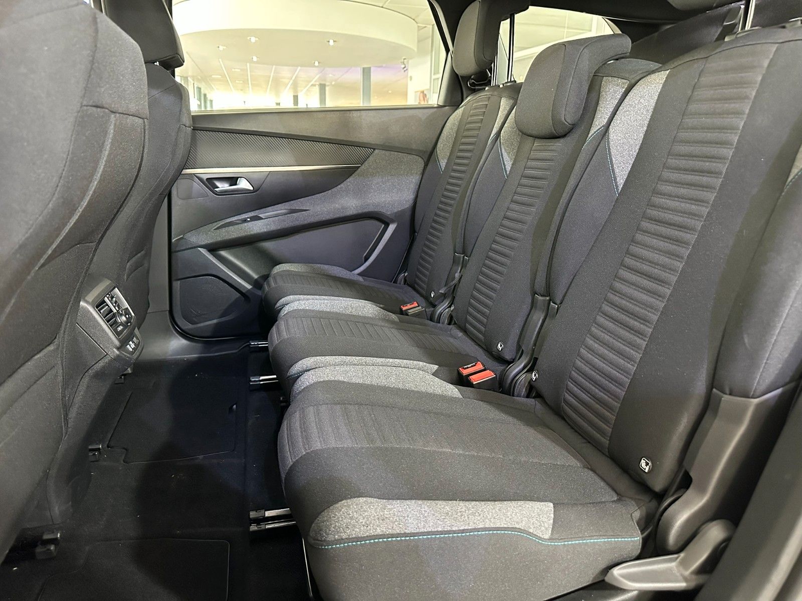 Fahrzeugabbildung Peugeot 5008 Active Pack 1.2T LED/NAVI/PDC/R'CAM/DAB+