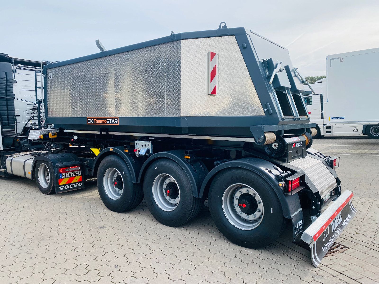 Fahrzeugabbildung Andere Asphalt-Thermobehälter 11m³ für Abrollkipper