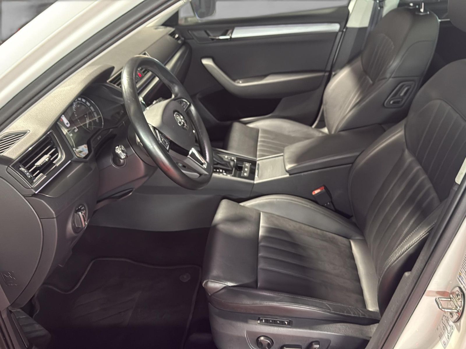 Fahrzeugabbildung SKODA Superb Combi Premium Edition/ AHK