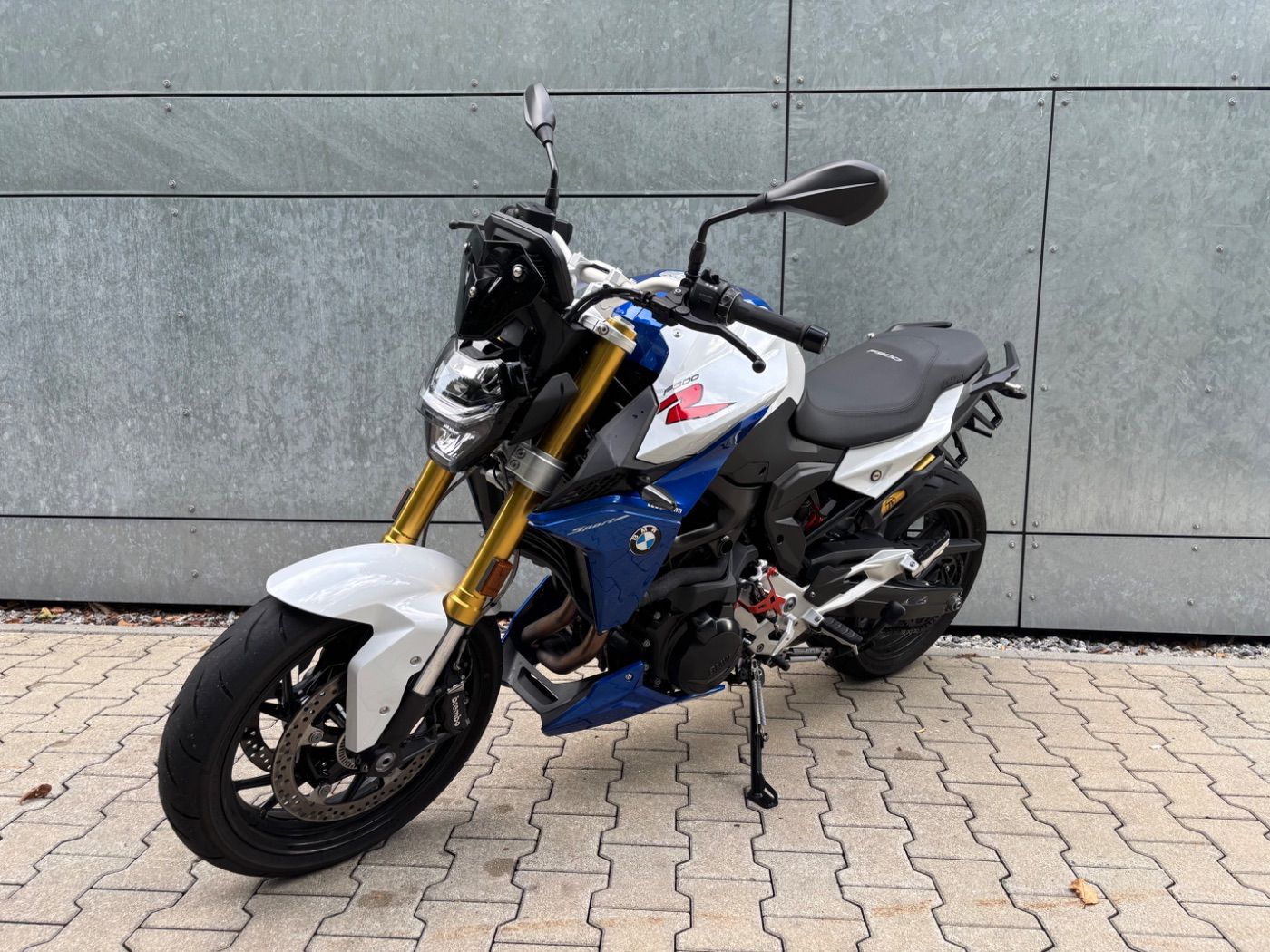 Fahrzeugabbildung BMW F 900 R Style Sport mit kurzem Kennzeichenhalter