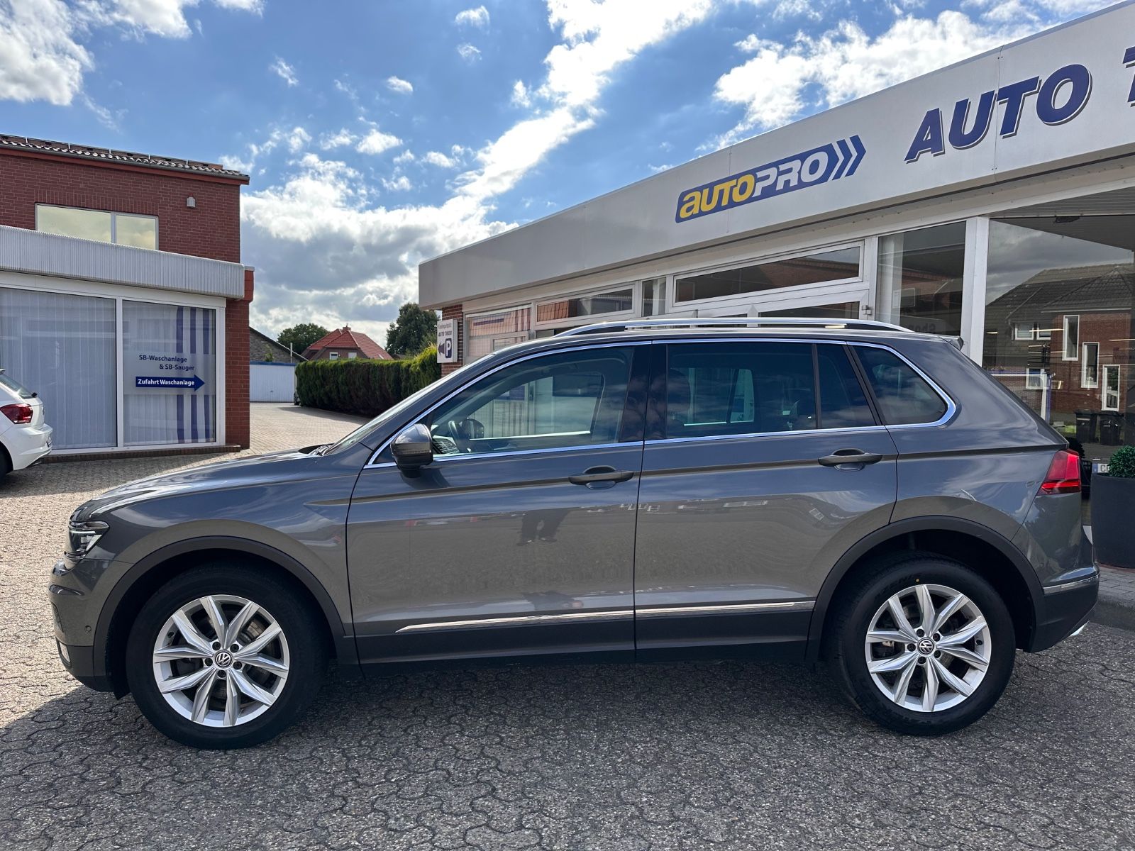 Fahrzeugabbildung Volkswagen Tiguan 2.0 TDI 4M Highline DSG AHK/HUD/Navi/LED
