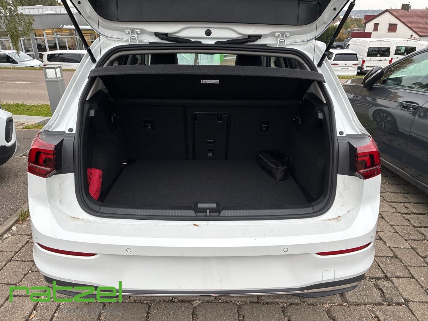 Fahrzeugabbildung Volkswagen Golf GOAL 1.5 eTSI DSG Allwetter+SHZ+PDC+LED