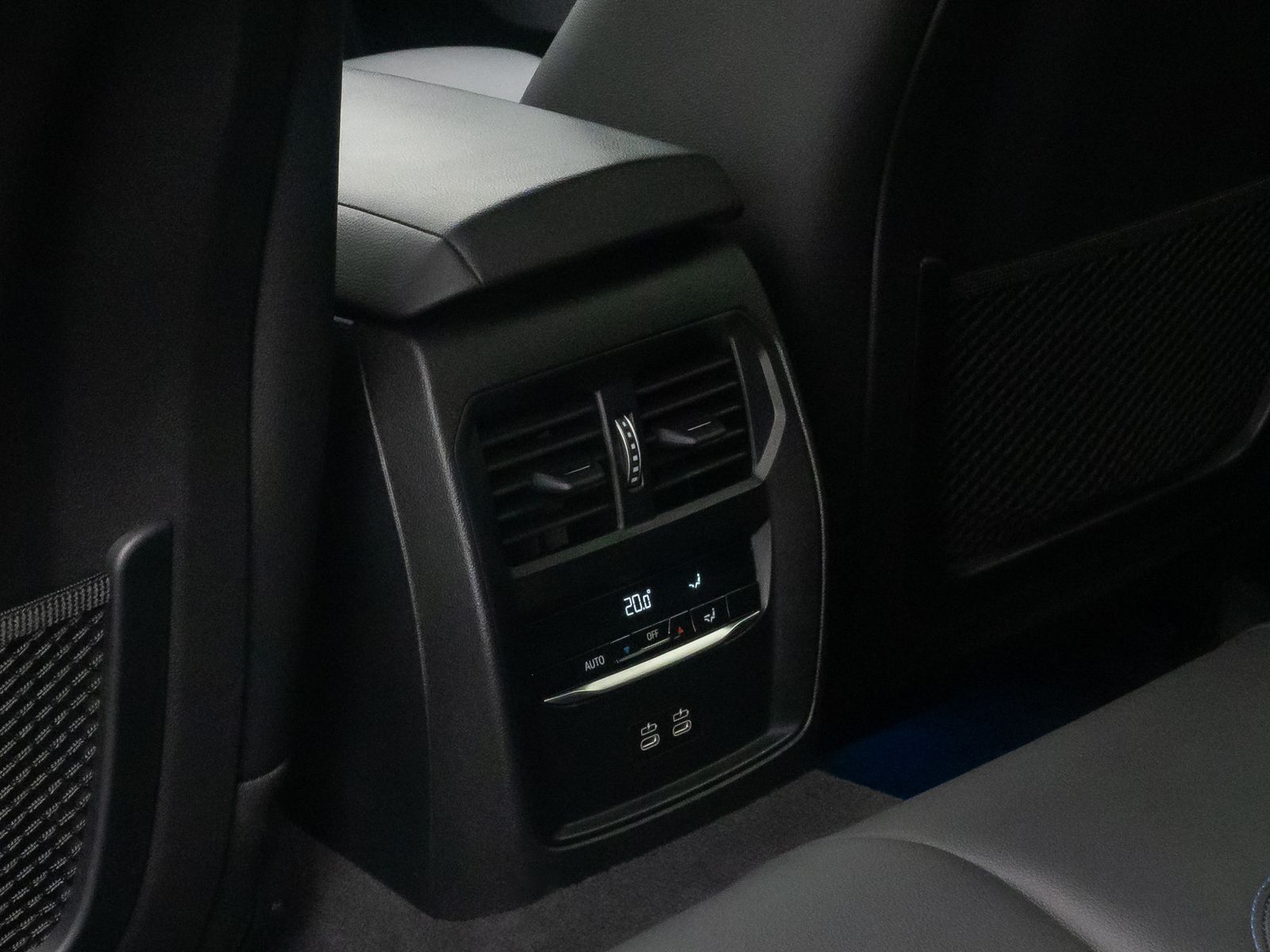 Fahrzeugabbildung BMW 330e M Sport Pro Kamera HUD DAB H/K Komfort 19"