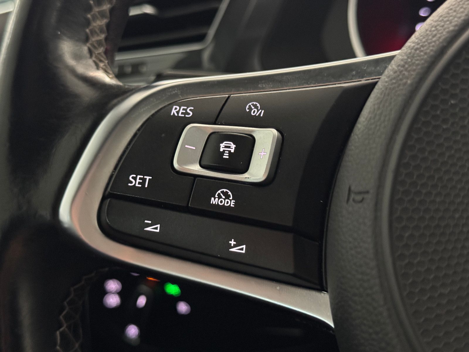Fahrzeugabbildung Volkswagen Tiguan DSG 4MO 3X R-LINE PANO MEMORY BLACK STYLE