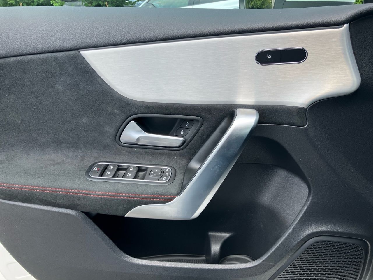 Fahrzeugabbildung Mercedes-Benz A 200 AMG+AHK+PANO+MULTIB+360°+DISTR+KEYL+CARPL