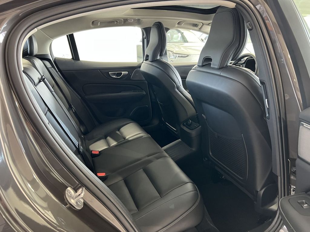 Volvo S60 T8 Ultimate Dark Recharge AWD Massage B&W