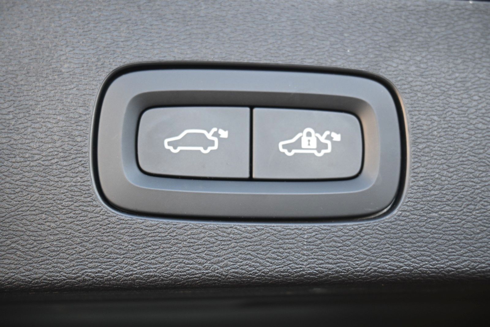 Fahrzeugabbildung Volvo V60 T6 Plus Dark AWD*AHK*LHZG*Leder*