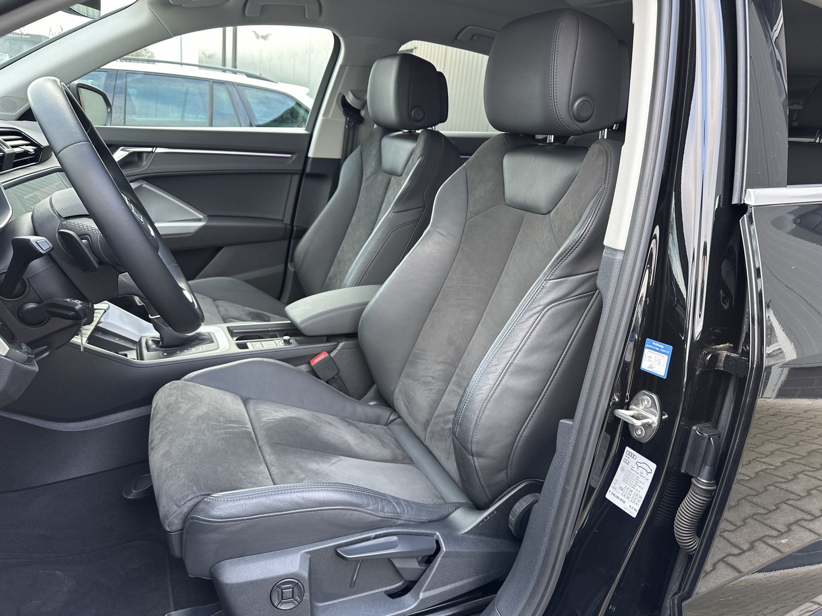 Fahrzeugabbildung Audi Q3 SpB 40 TDI Qu S-Line NAV+MATRIX+KAM+V-COCKPIT
