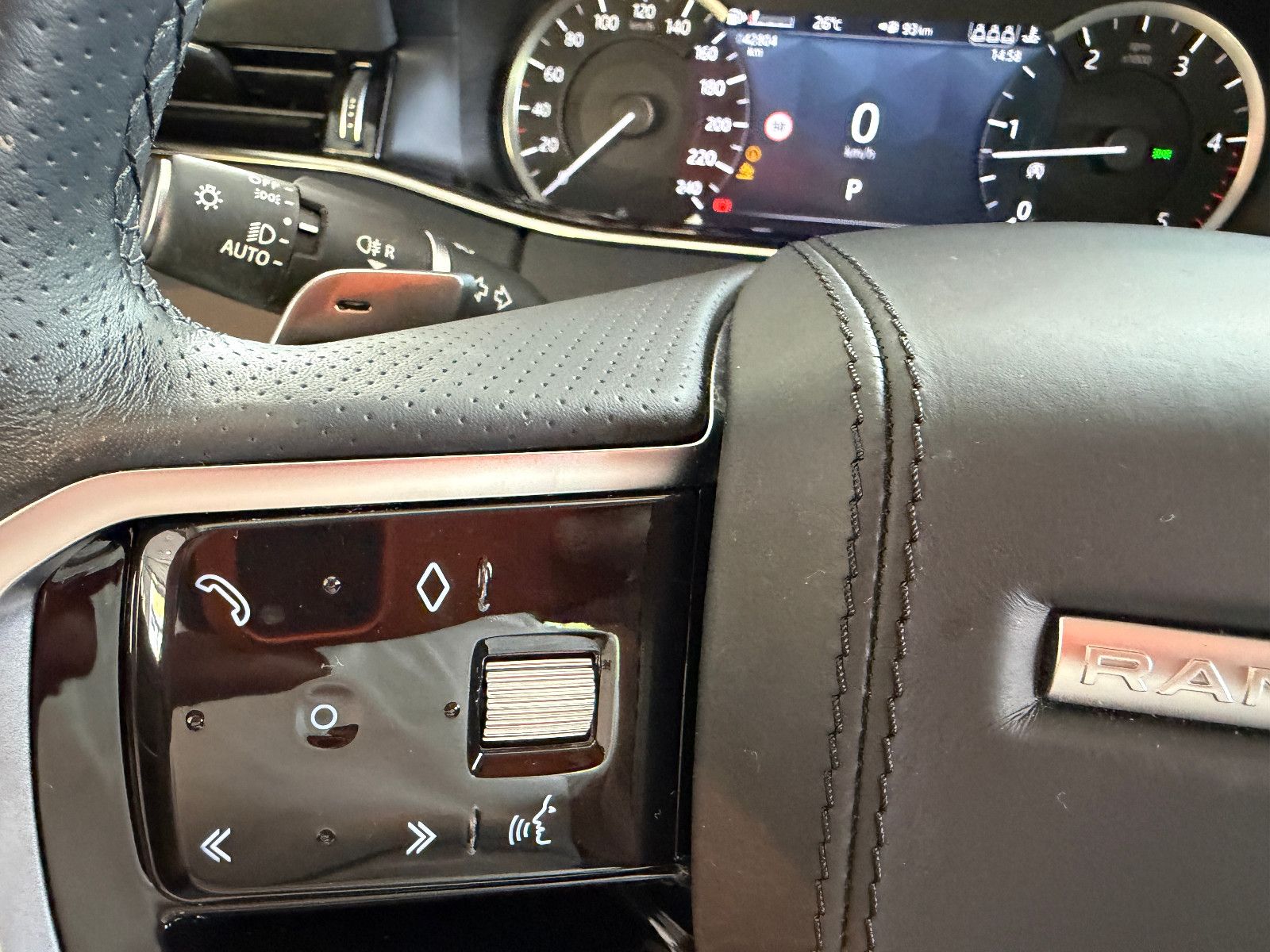 Fahrzeugabbildung Land Rover Evoque R-Dynamic SE/PANORAMA/MERIDIAN/KAMERA