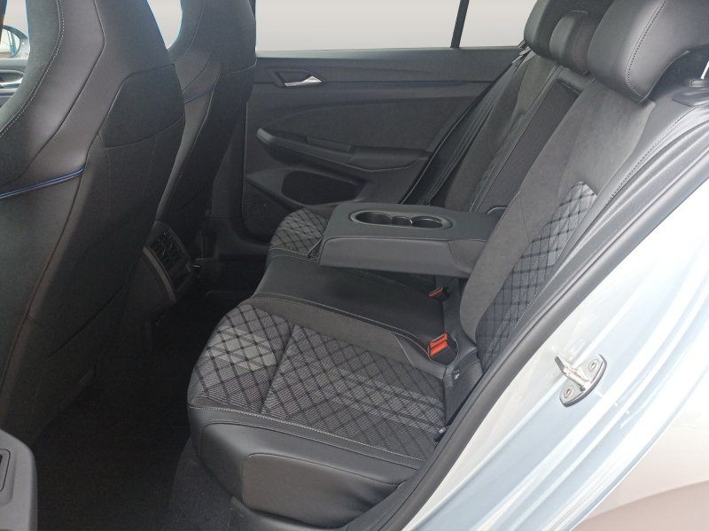 Fahrzeugabbildung Volkswagen Golf VIII 1.5 eTSI DSG R-Line