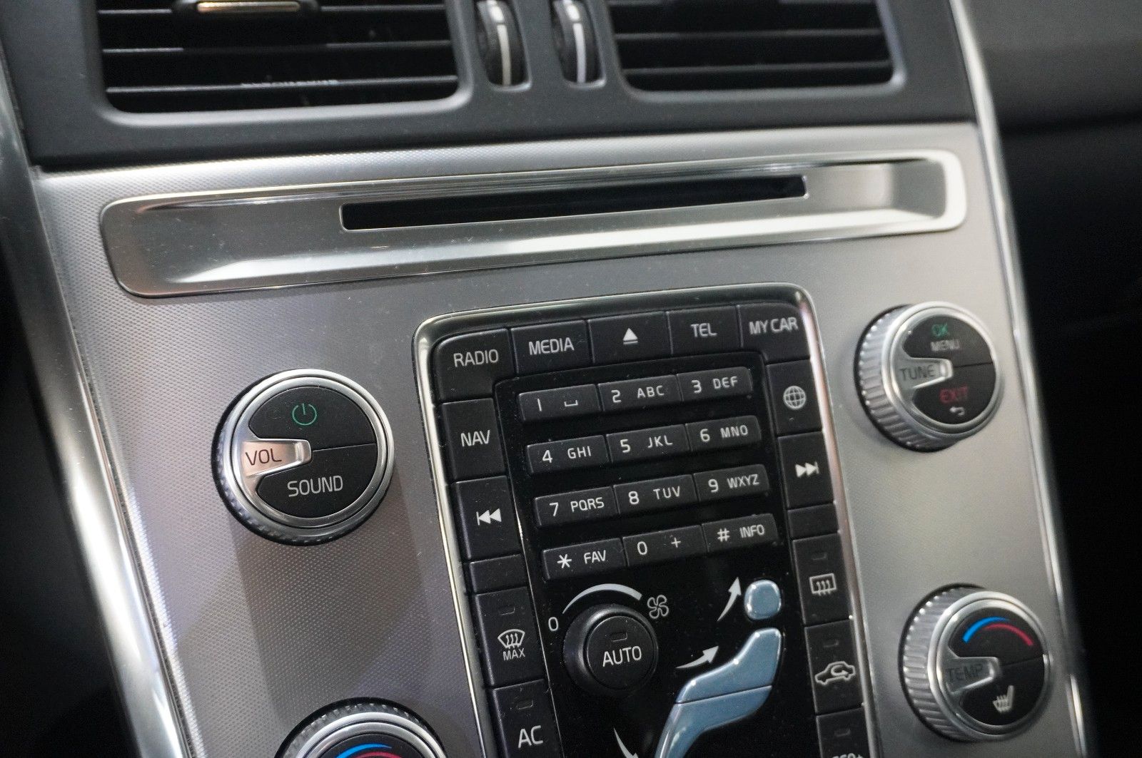 Fahrzeugabbildung Volvo XC 60 MOMENTUM 2WD NAVI/BI-XENON/SHZ/KAMERA/TEMP