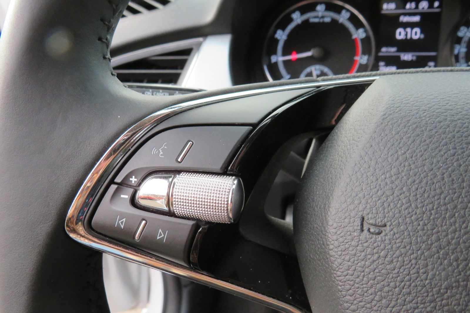 Fahrzeugabbildung SKODA Fabia Ambition DSG PDC NAVI SITZH APP 8-FACH 1.H