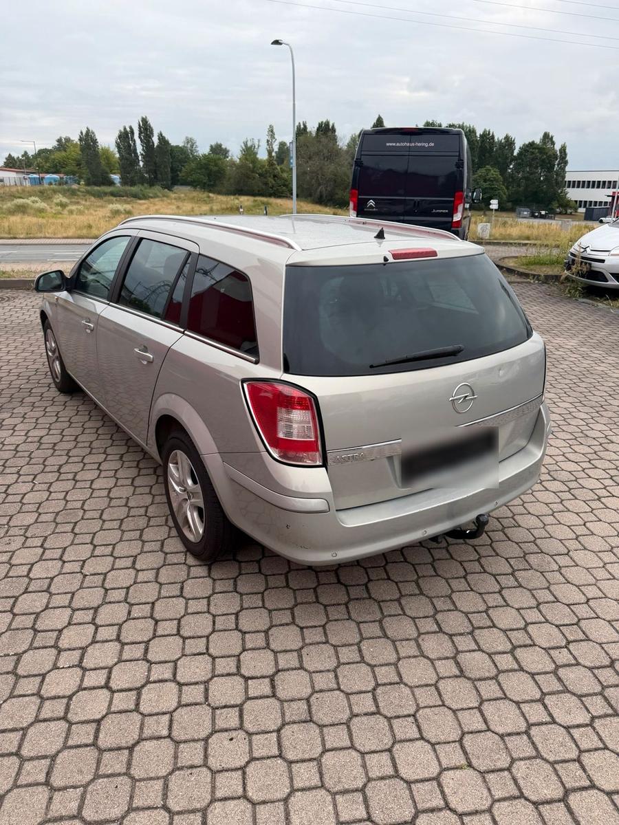 Opel Astra 2010 — photo 7