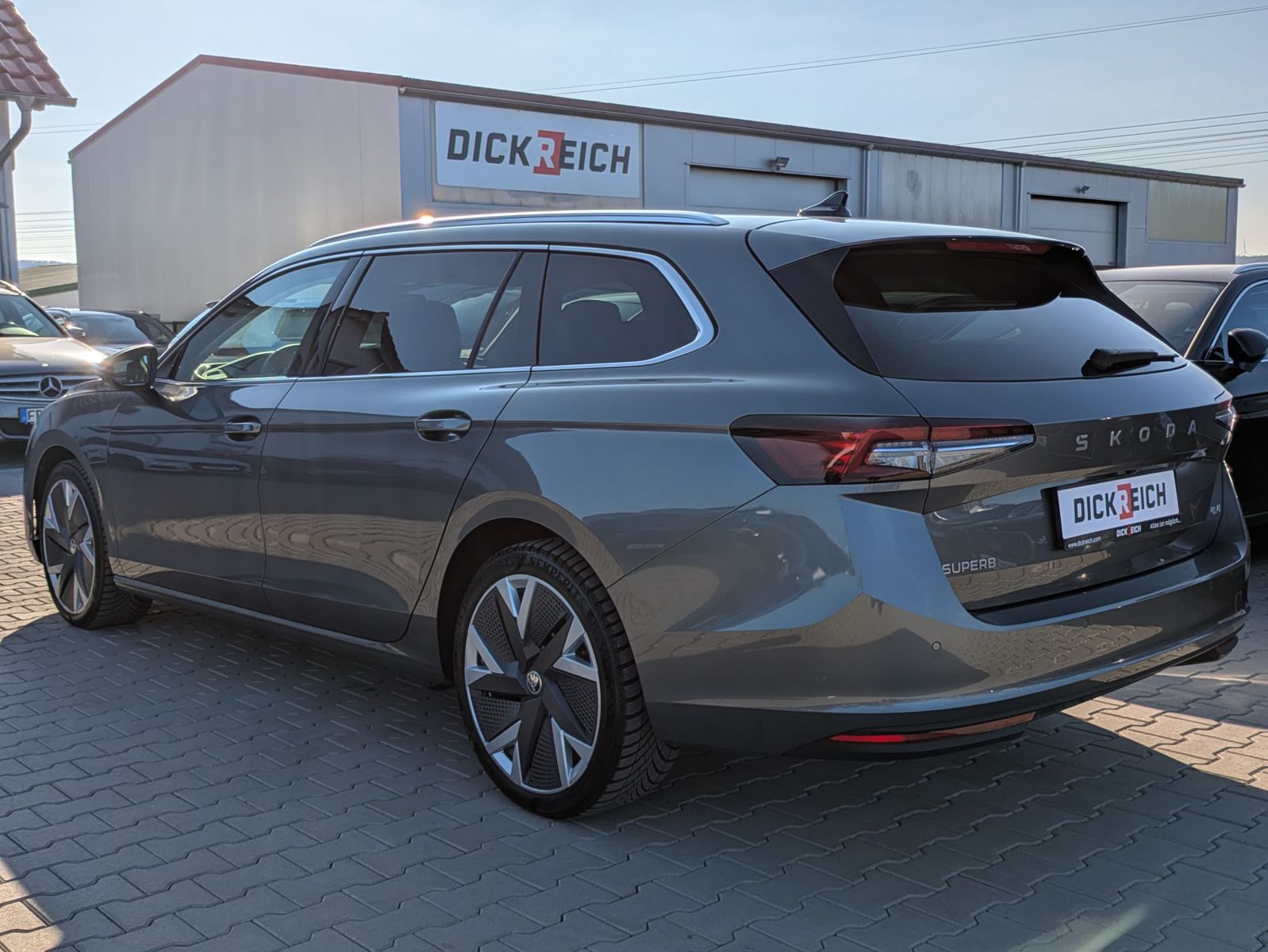 Fahrzeugabbildung SKODA Superb 2.0 TDI 4x4 Selection MATRIX*AHK*PANO*19"