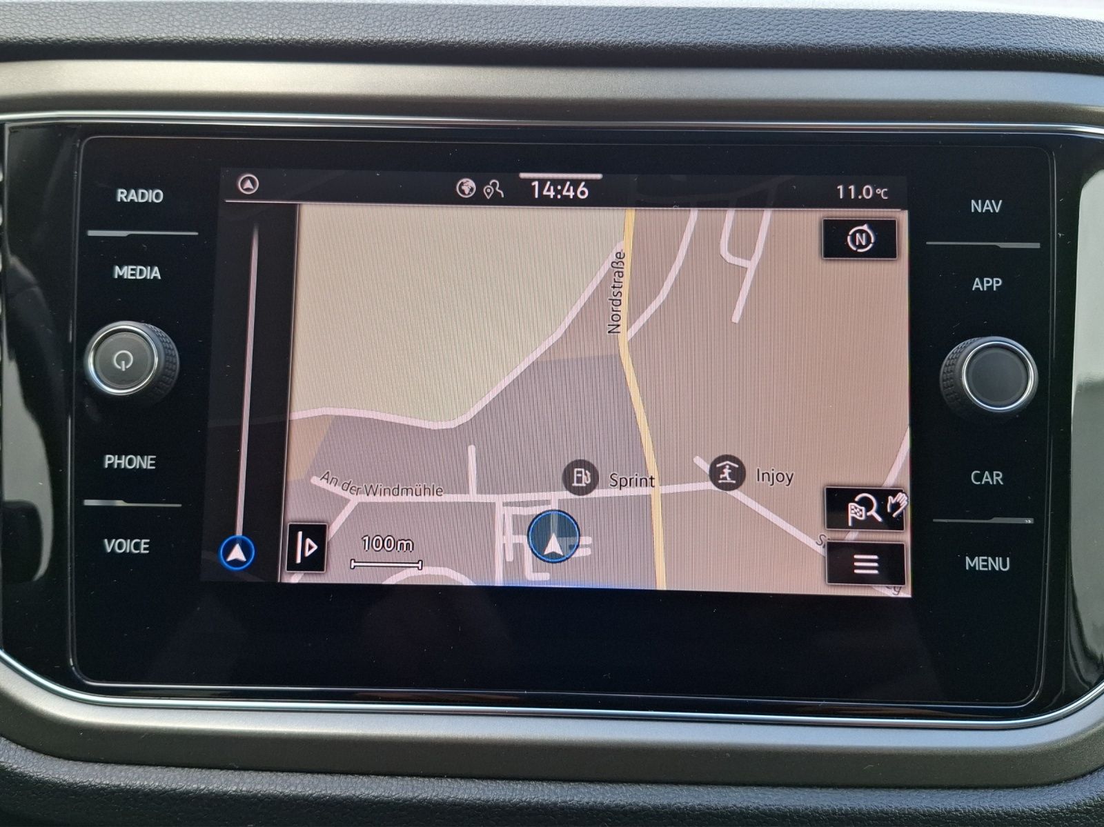 Fahrzeugabbildung Volkswagen T-Roc TSI Style LED AHK Navi ACC RFK SH LM