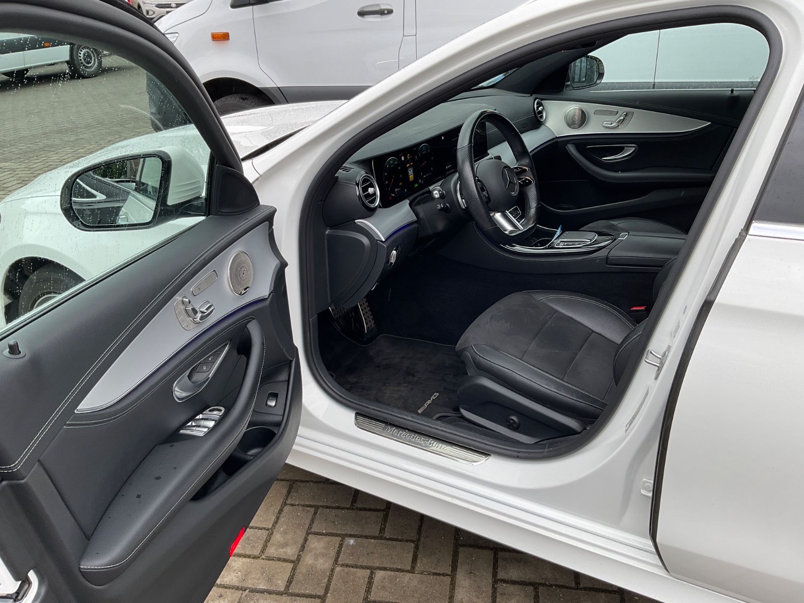Fahrzeugabbildung Mercedes-Benz E 220 d T 4M,AMG, Memory,Kamera,AHK,Burmester