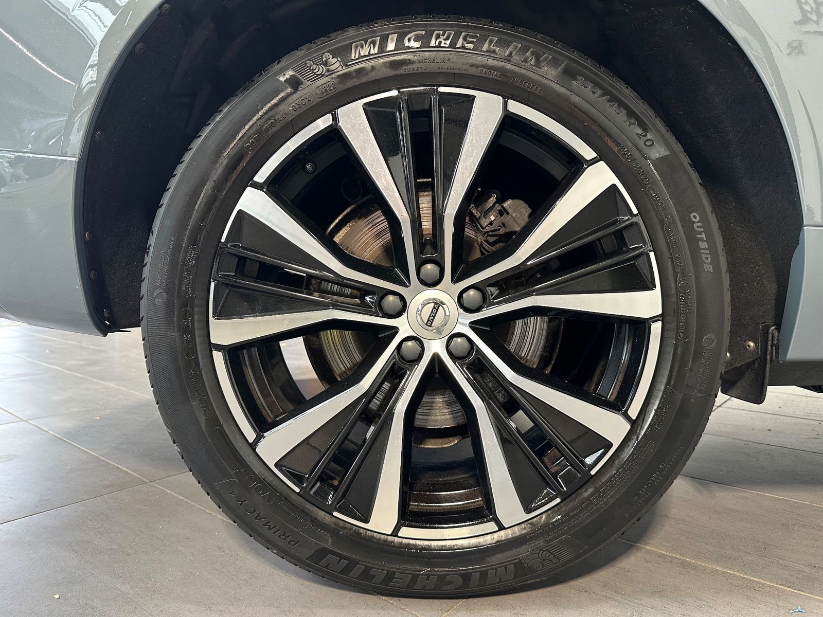 Fahrzeugabbildung Volvo XC60 B5 B AWD Ultimate Dark LED+PANO+AHK+STHZ