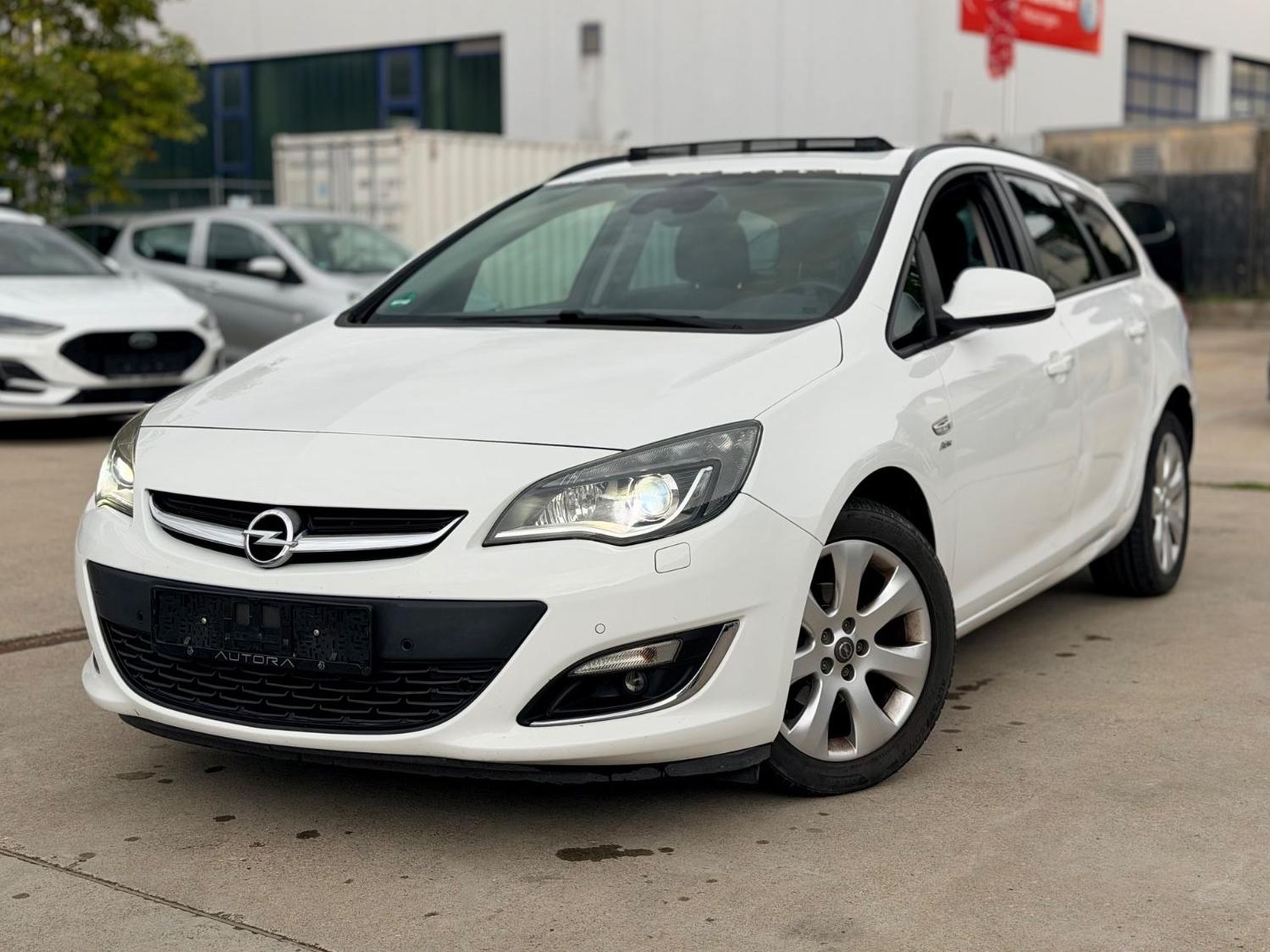 Opel Astra J Sports Tourer AUTOMATIK/XENON/PANO