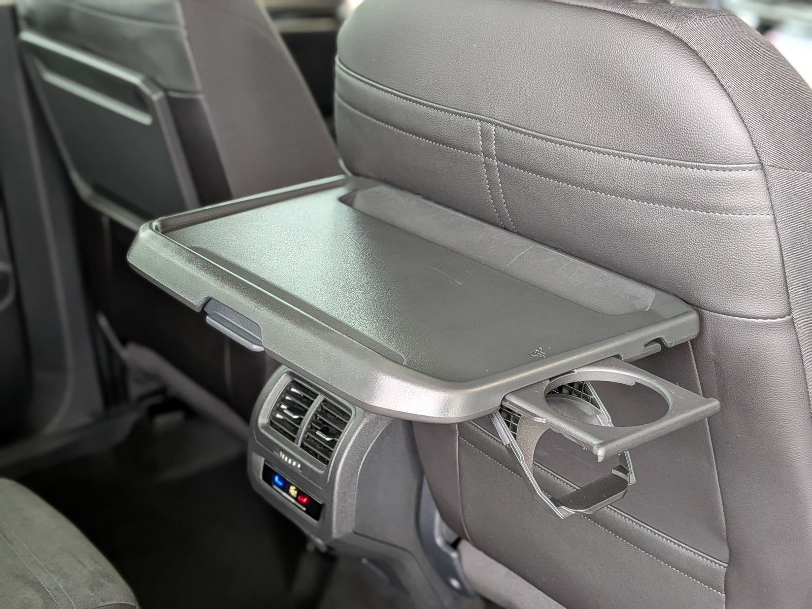 Fahrzeugabbildung Volkswagen Touran 2.0 DSG R-Line High Pano 7-Si IQ AHK VOLL