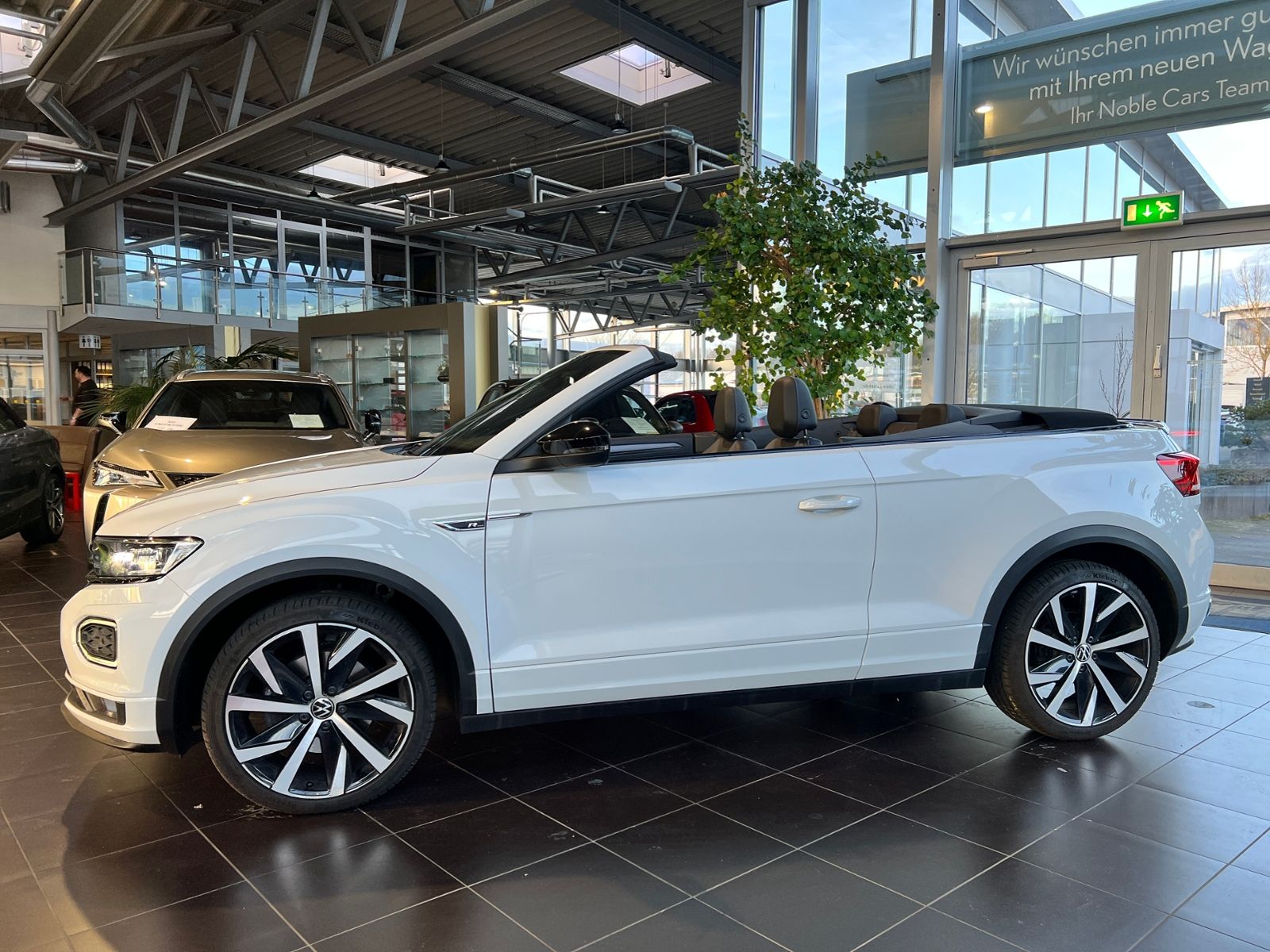 Fahrzeugabbildung Volkswagen T-Roc Cabrio R-Line Black AHK BEATS NAVI SHZ