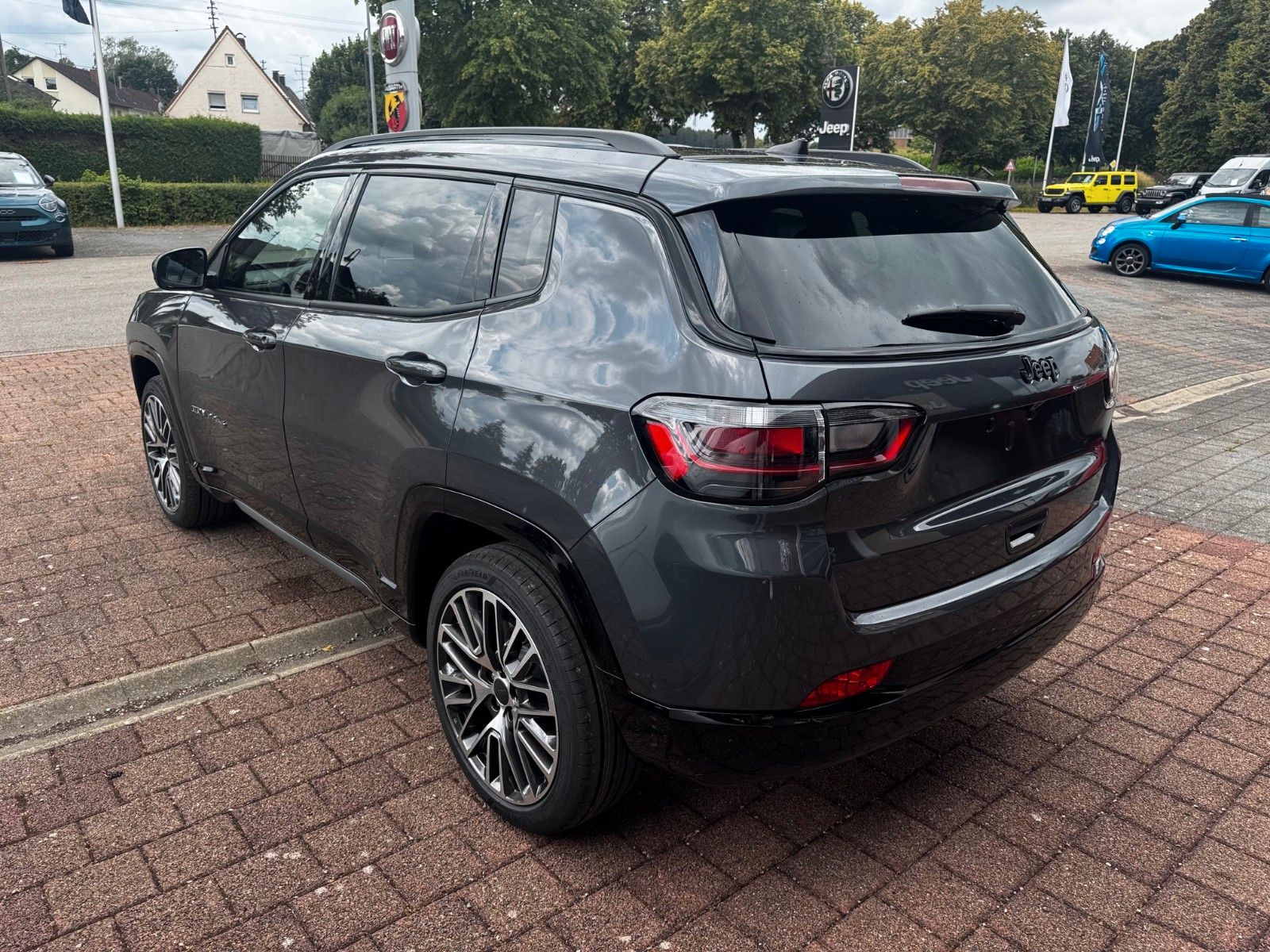 Fahrzeugabbildung Jeep Compass 1.5l Summit Navi ACC Sitzbelüftung  LED