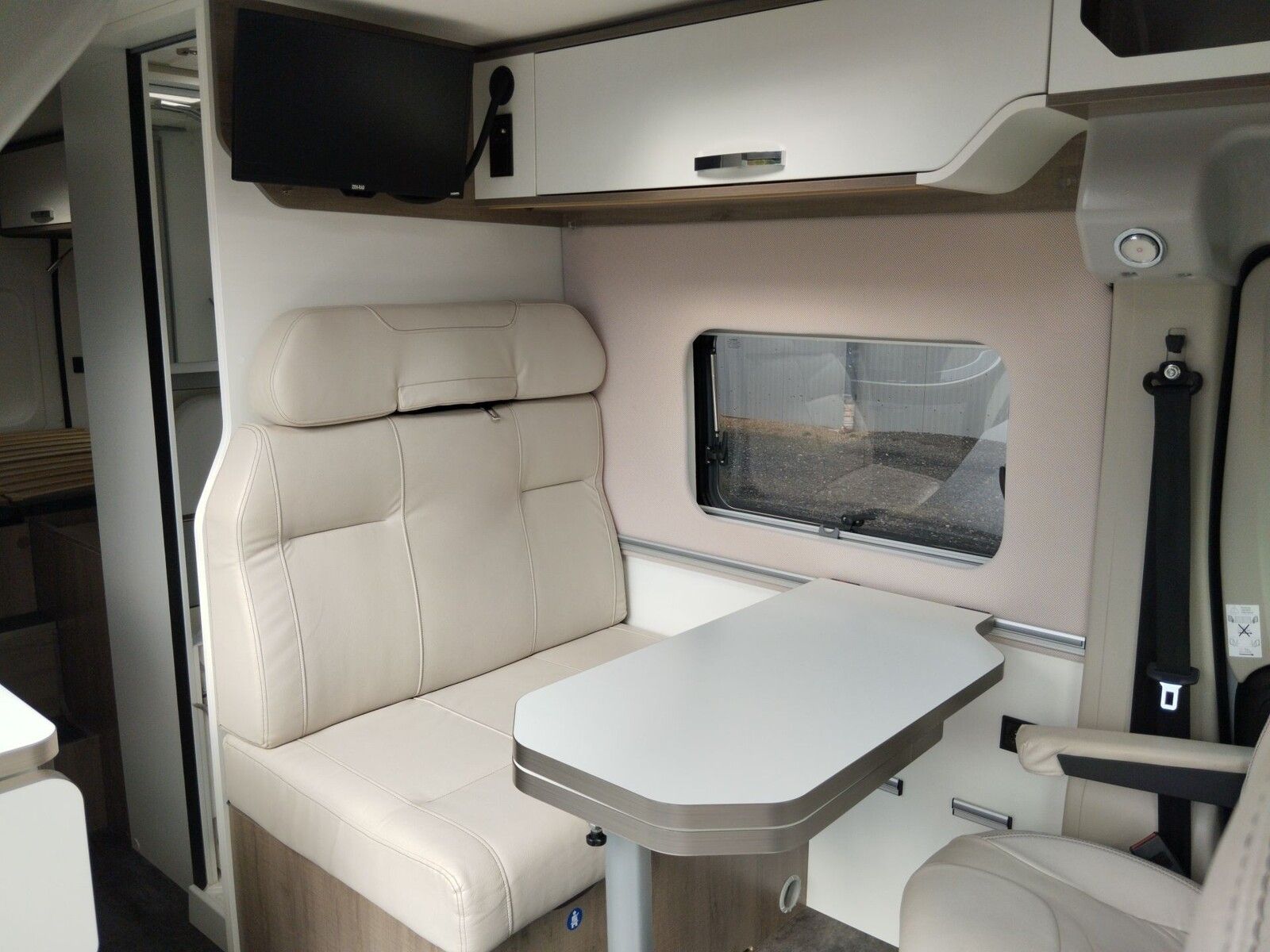 Fahrzeugabbildung Mooveo Campervan 63EB SAT/TV Markise Solar AHK Navi