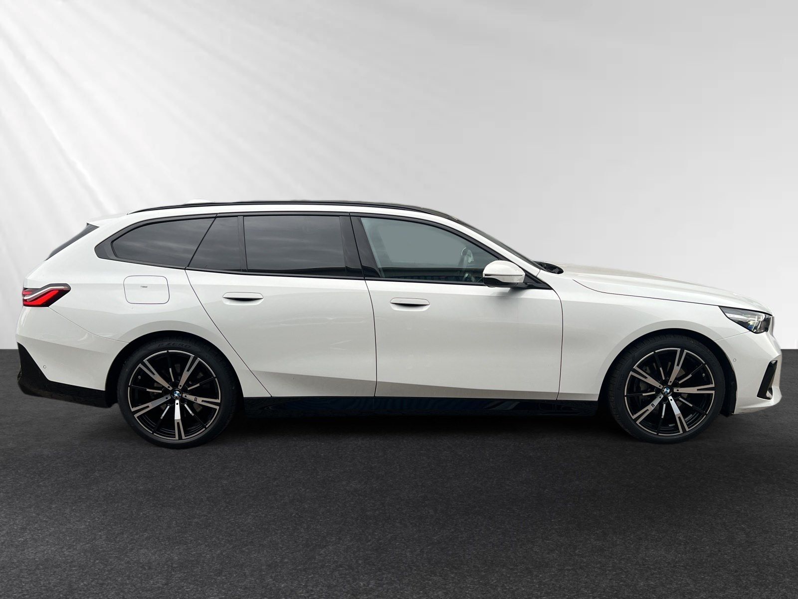 BMW 540d xDrive Touring M Sport AHK Pano 20 LMR B&W foto 2