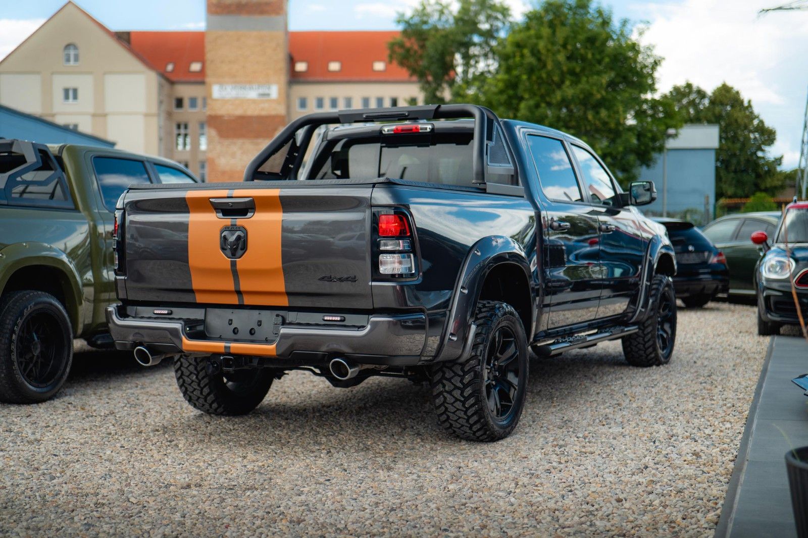 Fahrzeugabbildung Dodge RAM 5.7 V8 HEMI 4x4 OFFROAD Night-Paket *LED*19%