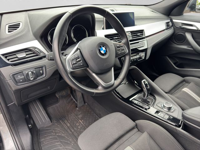 Fahrzeugabbildung BMW X2 sDrive 18i Automatik+LED+Kamera+Sportsi.+Navi