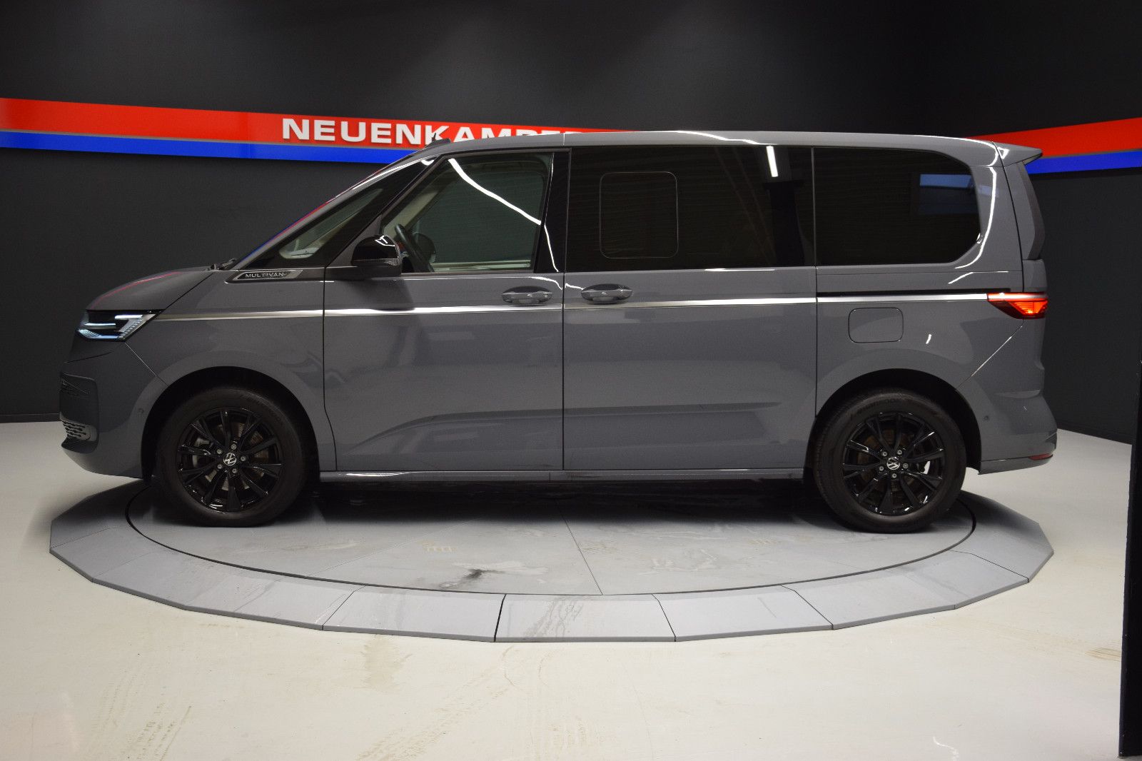 Fahrzeugabbildung Volkswagen T7 Multivan Style Pano ACC IQ AHK Stndhzg Alcant