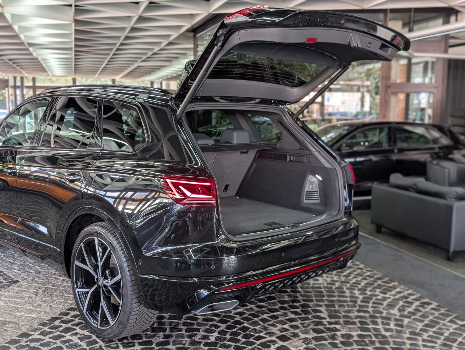 Fahrzeugabbildung Volkswagen Touareg 3.0TDI 4M R-Line VOLL Black 22" UPE 114T