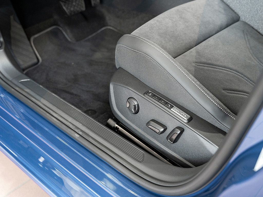 Fahrzeugabbildung Volkswagen Golf VIII Variant 1.5 eTSI Style LED PANO 360°