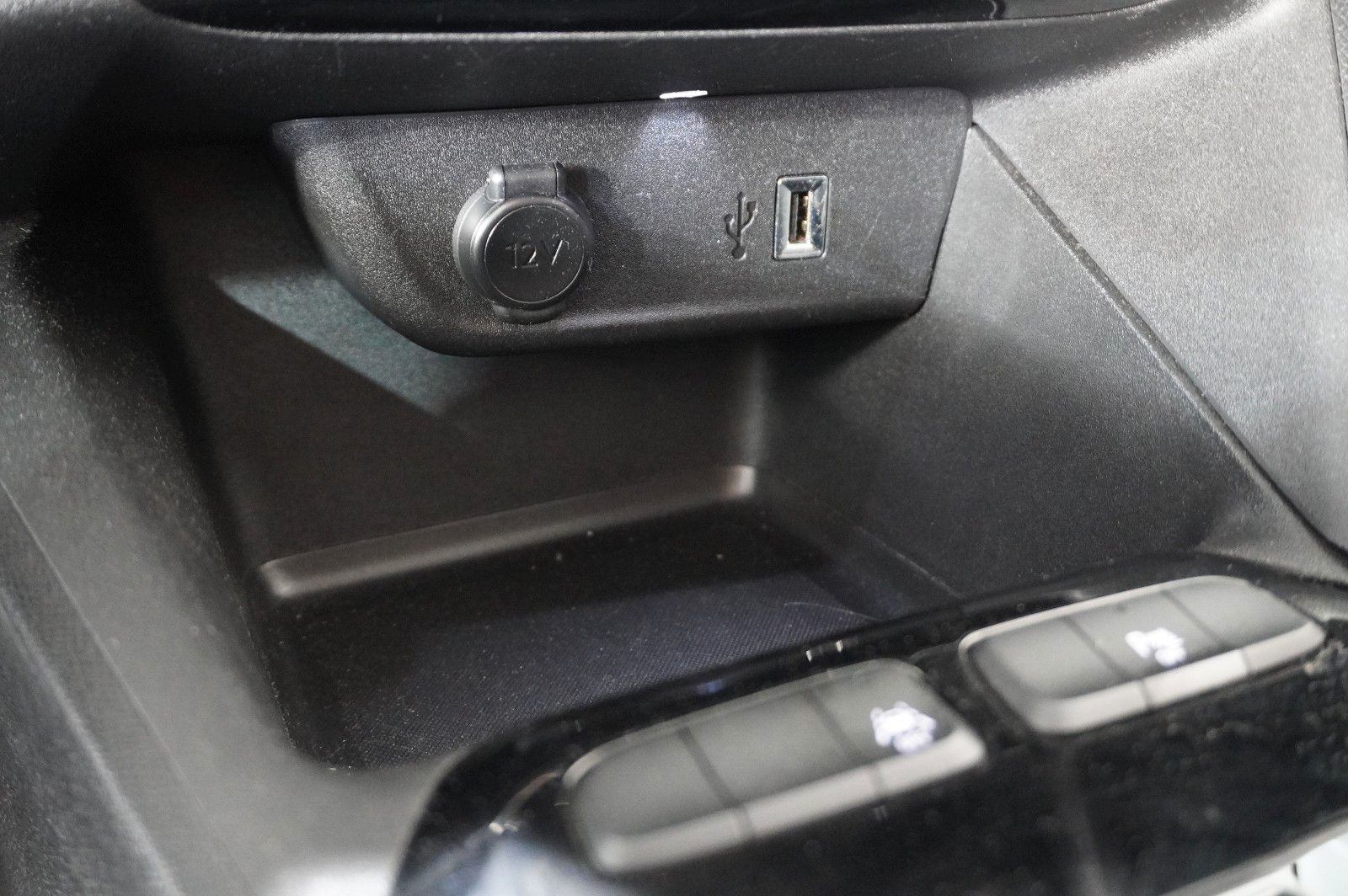 Fahrzeugabbildung Opel Corsa-e F EDITION 7KW NAVI/VIRT/TEMP/DAB/WÄRMEP.